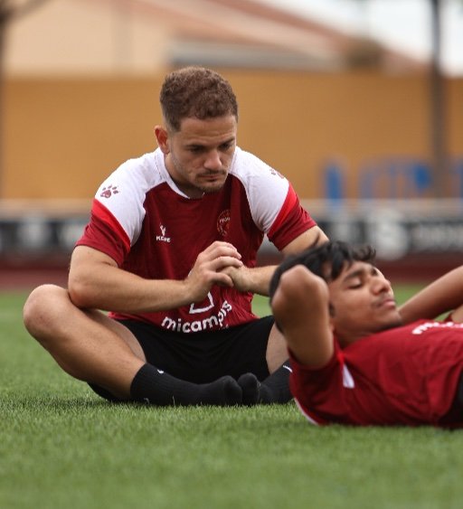 one to one football coaching player stretching murcia football academy
